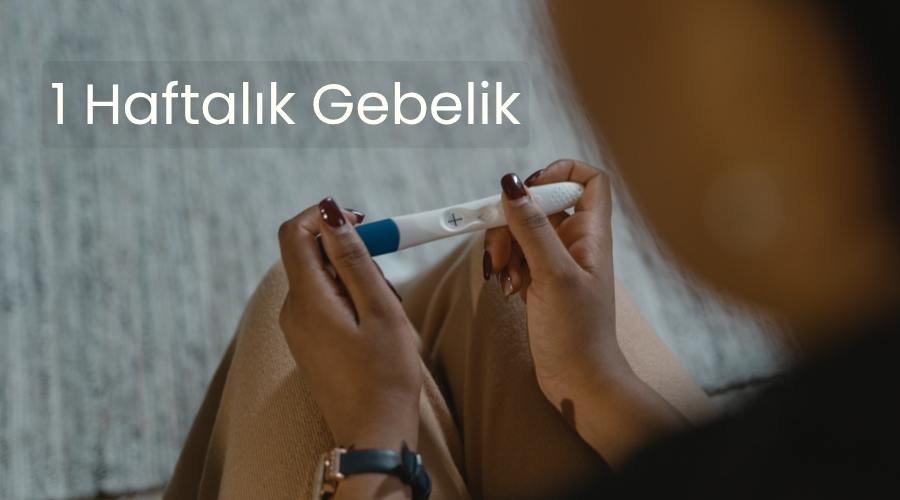 1 haftalık gebelik başlıklı elinde çift çizgi yani pozitif sonuç veren hamilelik test kitini tutan bir anne adayı