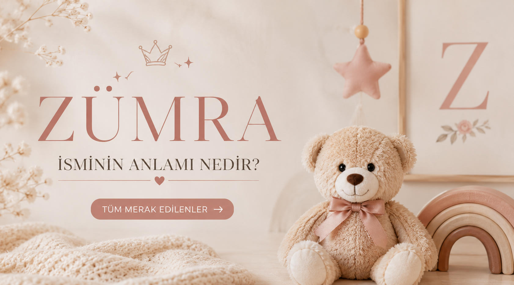 Pastel pembe tonlarında oyuncak ayılı bebek odasında Zümra isminin anlamını merak ettiren sıcak ve modern kız bebek konsepti