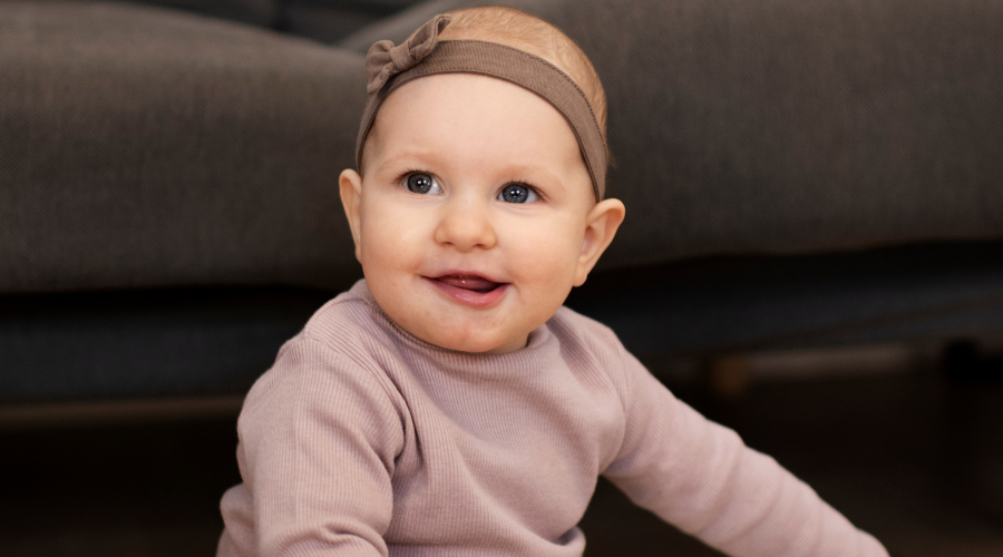 8 Aylık Bebek Gelişimi: Özgürlük İlanı, Emekleme ve Sosyal Keşifler