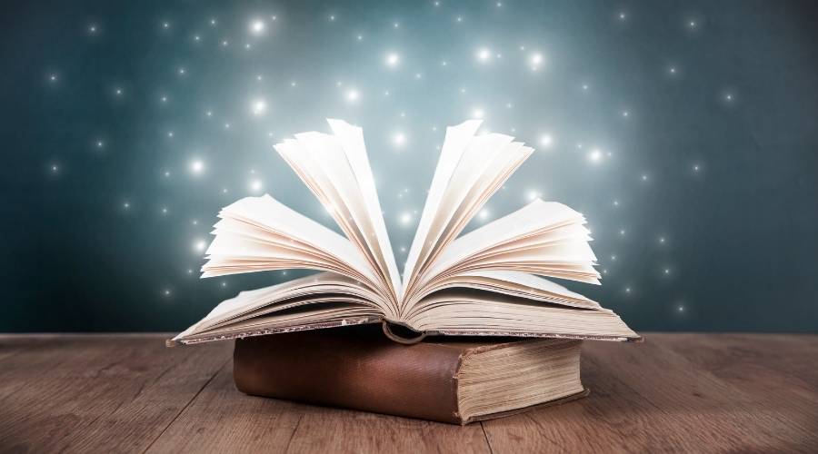 İçerisinde eski masallar bulunan efekt ile yanlarına pırıltı filtresi eklenmiş eski bir kitap