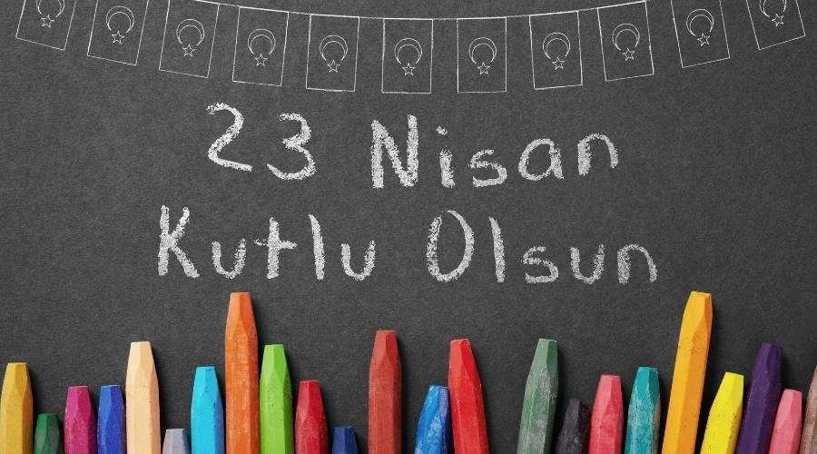 Ulusal egemenlik ve çocuk bayramı 23 nisan kutlu olsun yazılı tahta üstünde türk bayrağı sembolleri ve altında tebeşir çocuk kalemleri