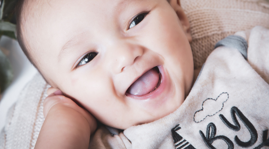 Diş çıkaran bebeğin damak görüntüsü