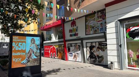 Kayseri bebek arabası satış noktası olan Minimoda mağazasının dış mekan görseli ve tüm İgor marka ürünlerde %50 indirim yazılı billboard.