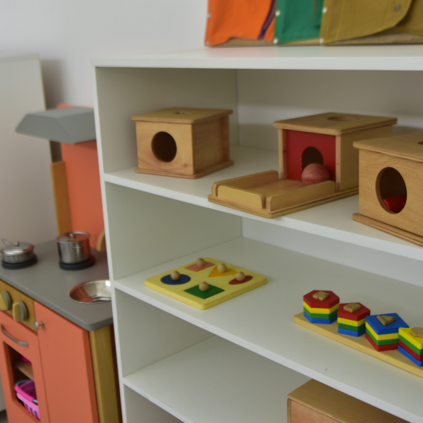 Raflarda Montessori Oyuncakları