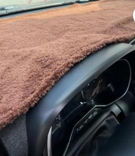 TORPİDO ÜSTÜ PELUŞ ÖRTÜ TOPRAK RENGİ KAHVE 140X40CM KOD:21