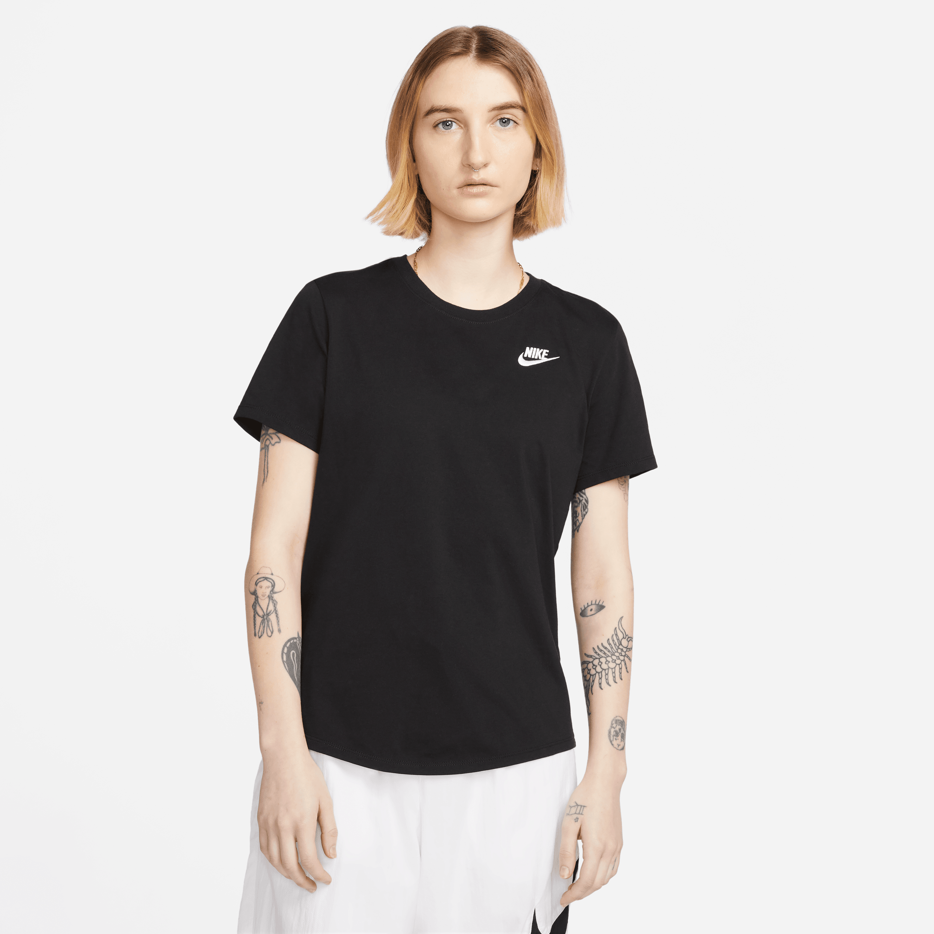 Nike Sportswear Club Essentials  Kadın Tişörtü
