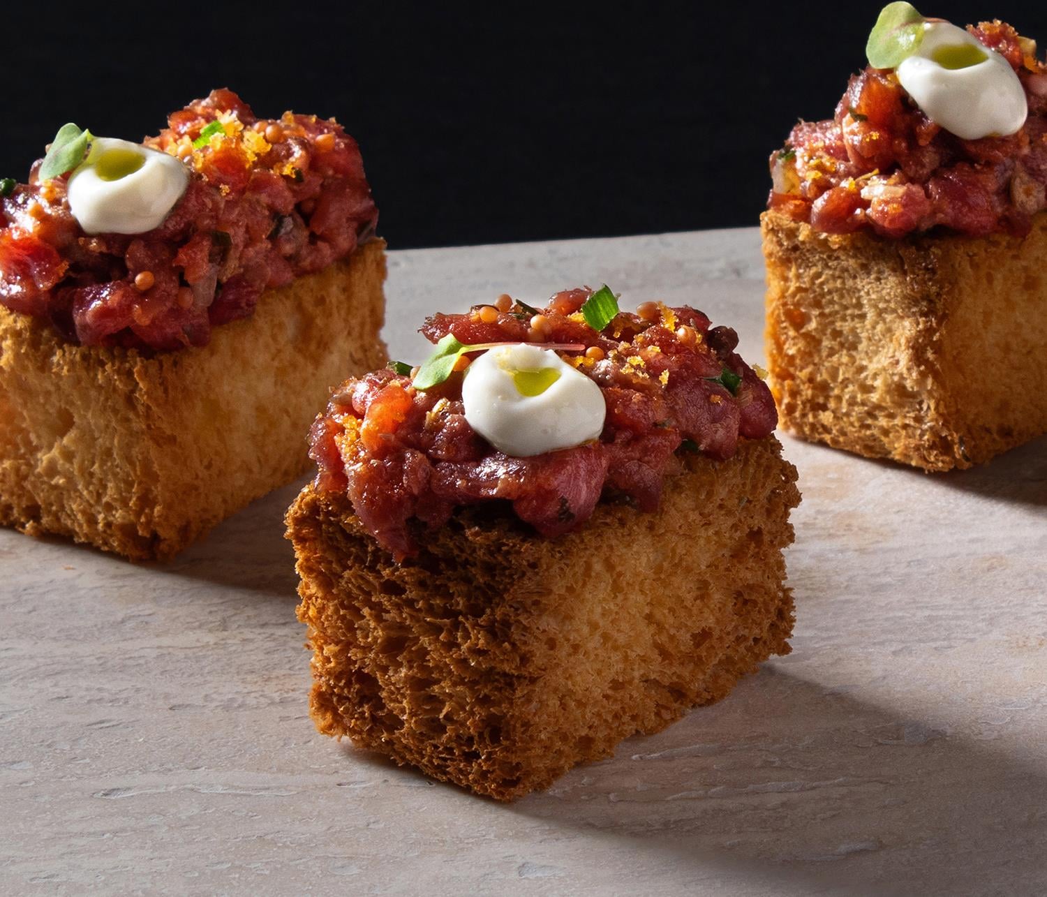 Tereyağlı Brioche Üzerinde Klasik Et Tartar