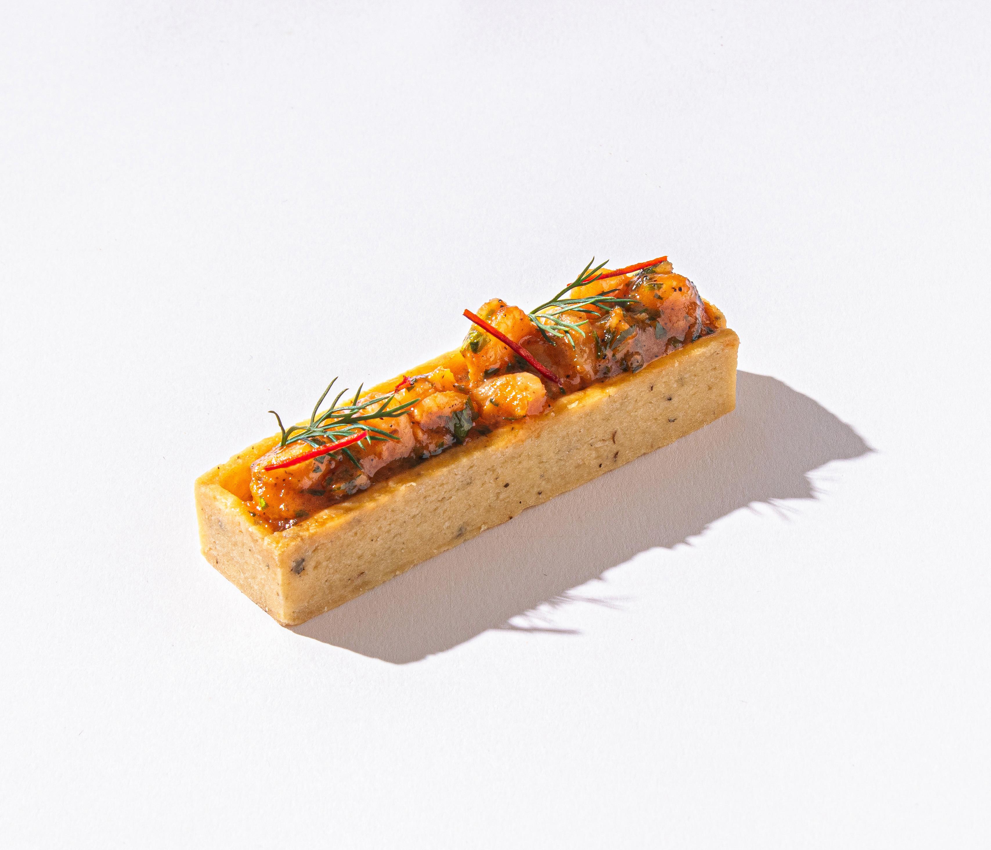Çilek Salatası üzerine Sweet Chilli Karides - 12 Ad