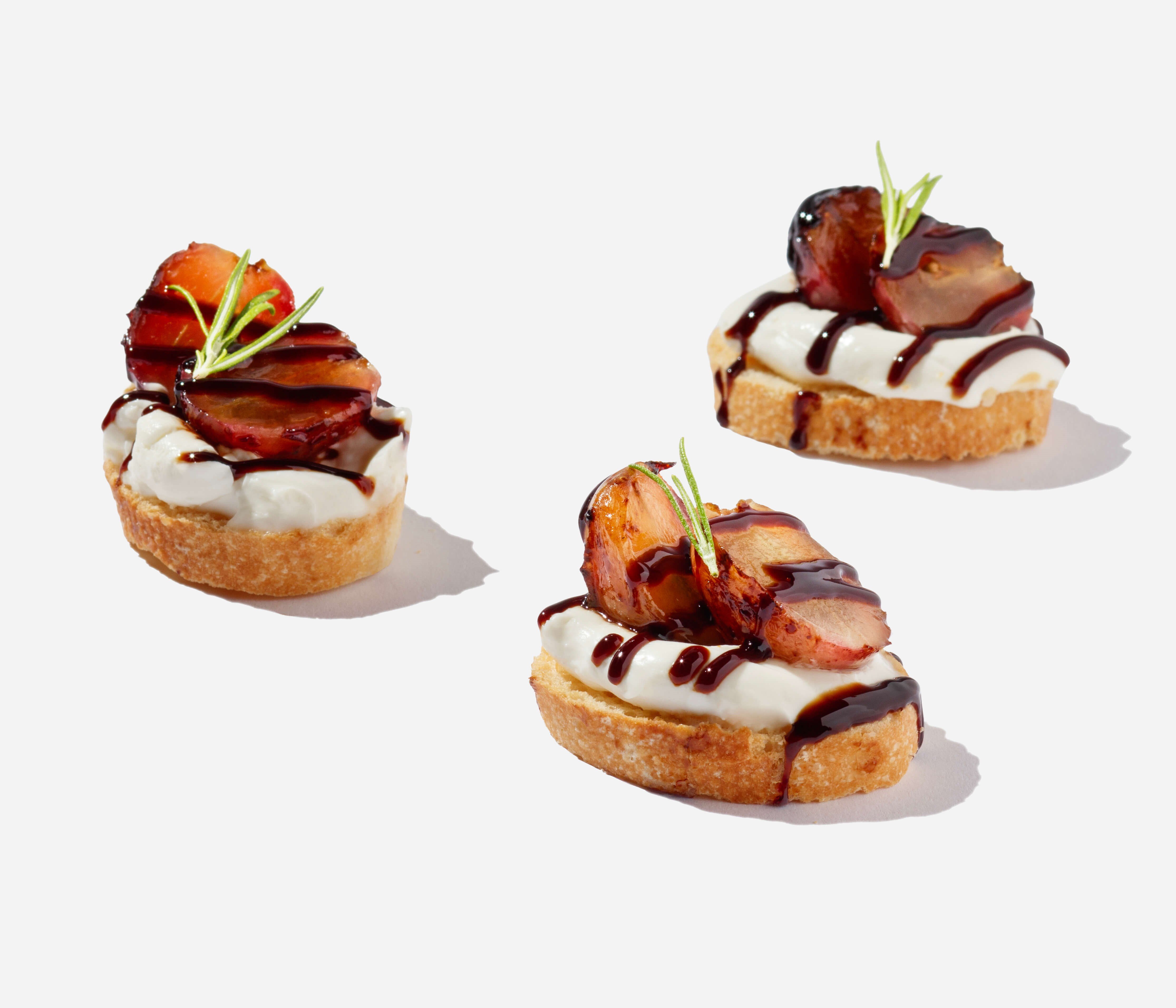 Mascarpone, Mor Üzüm & Biberiye Crostini