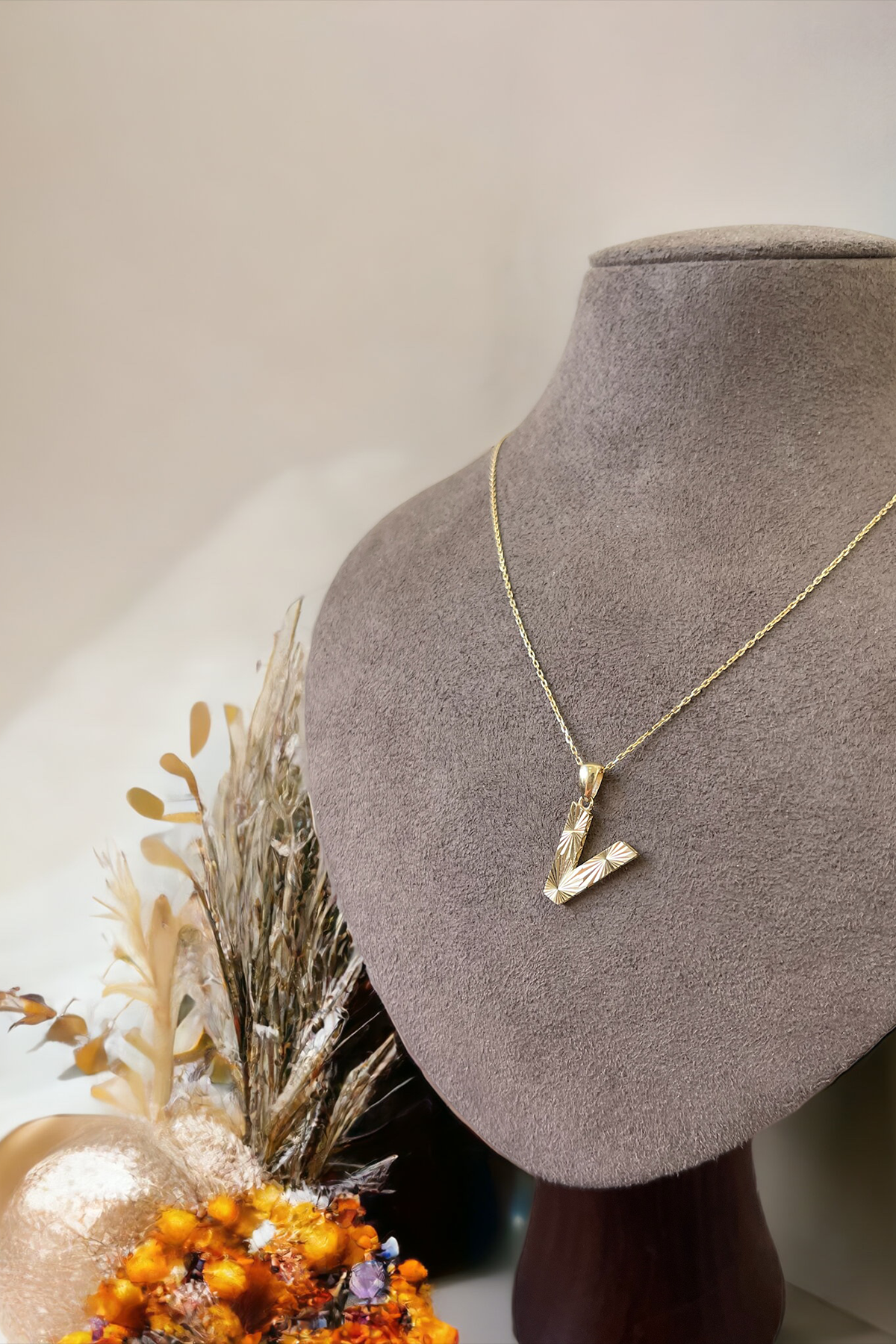 14 Ayar Altın V Harf Kolye Ucu