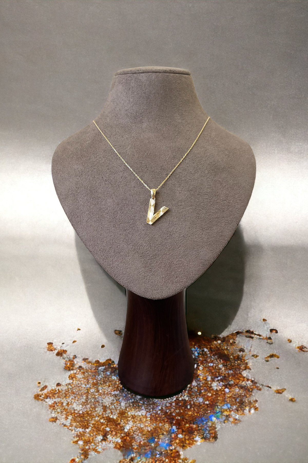 14 Ayar Altın V Harf Kolye Ucu