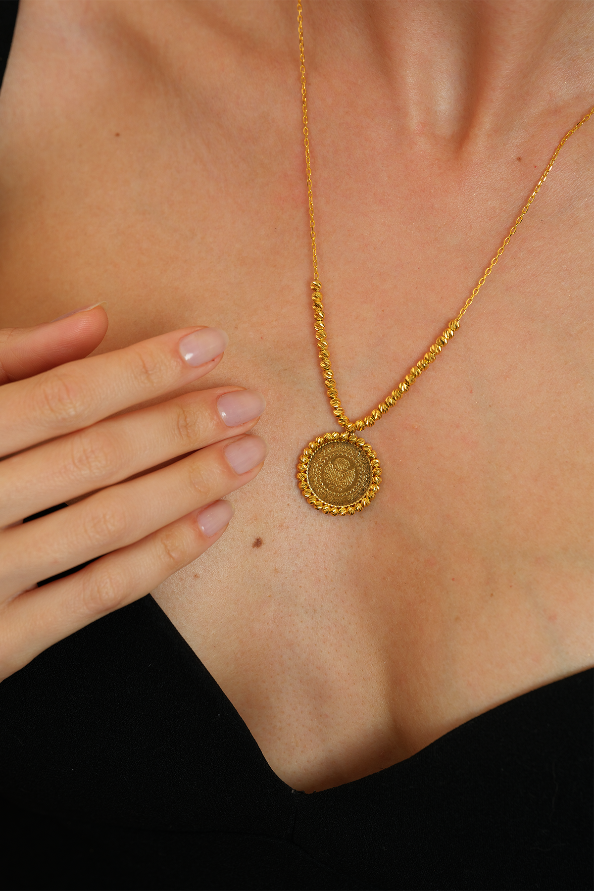 14 Ayar Altın Dorika Çerçeveli Çeyrekli Kolye