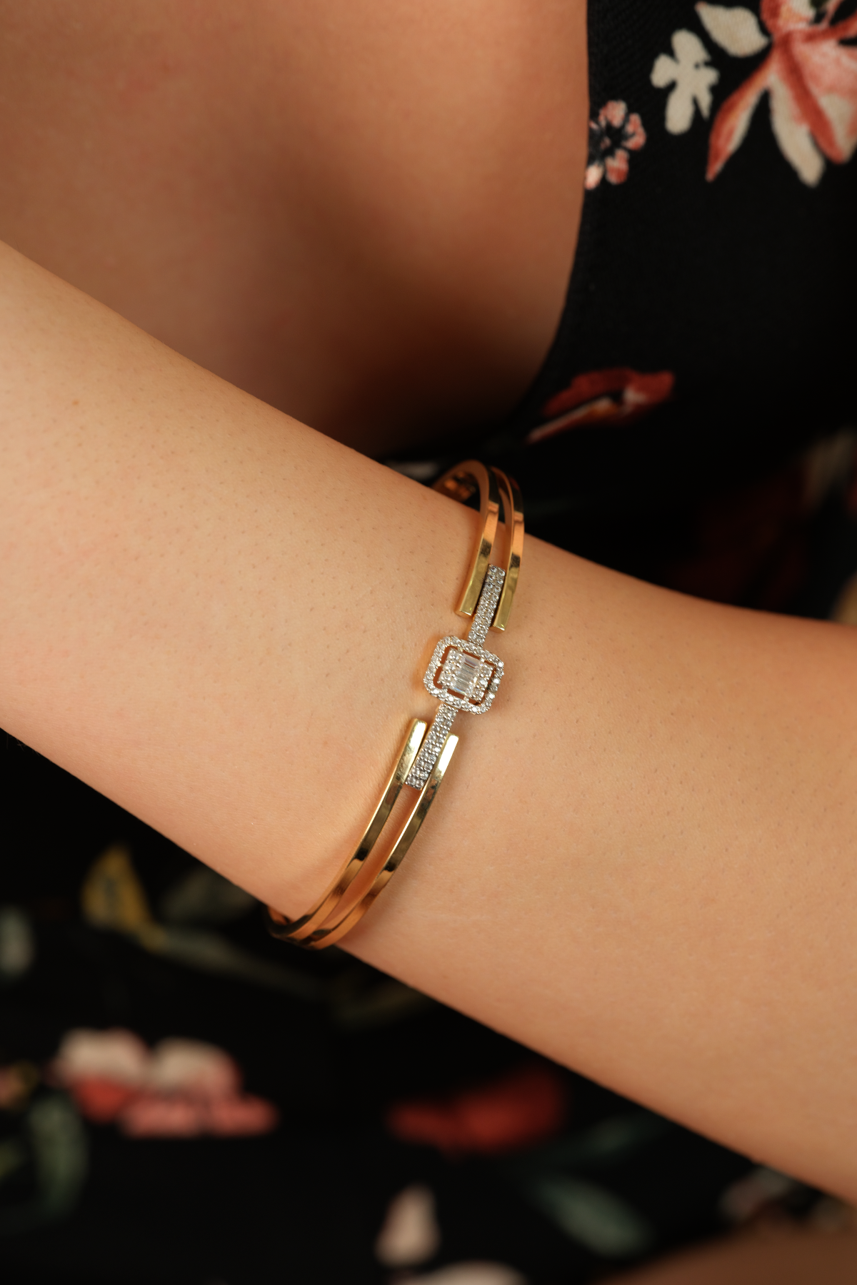 14 Ayar Altın Mini Bagetli Kaburga Kelepçe