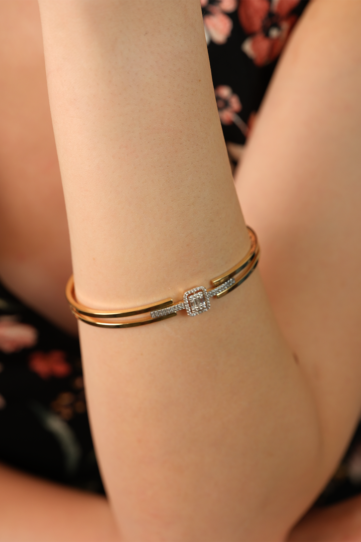 14 Ayar Altın Mini Bagetli Kaburga Kelepçe