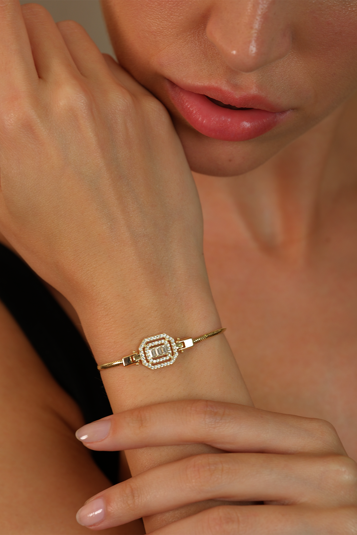 14 Ayar Altın Mini Taşlı Balık Sırtı Bileklik