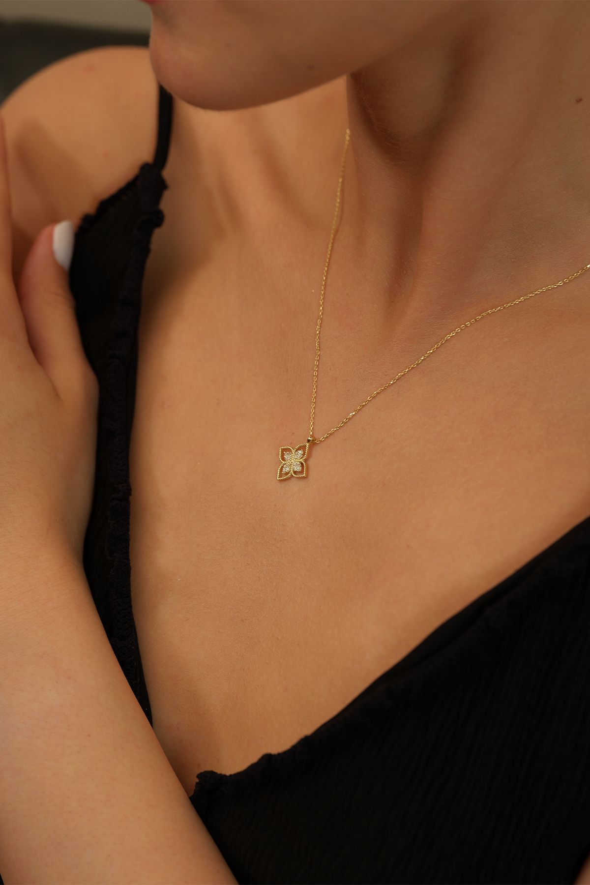 14 Ayar Altın Özel Taşlı Yonca Kolye