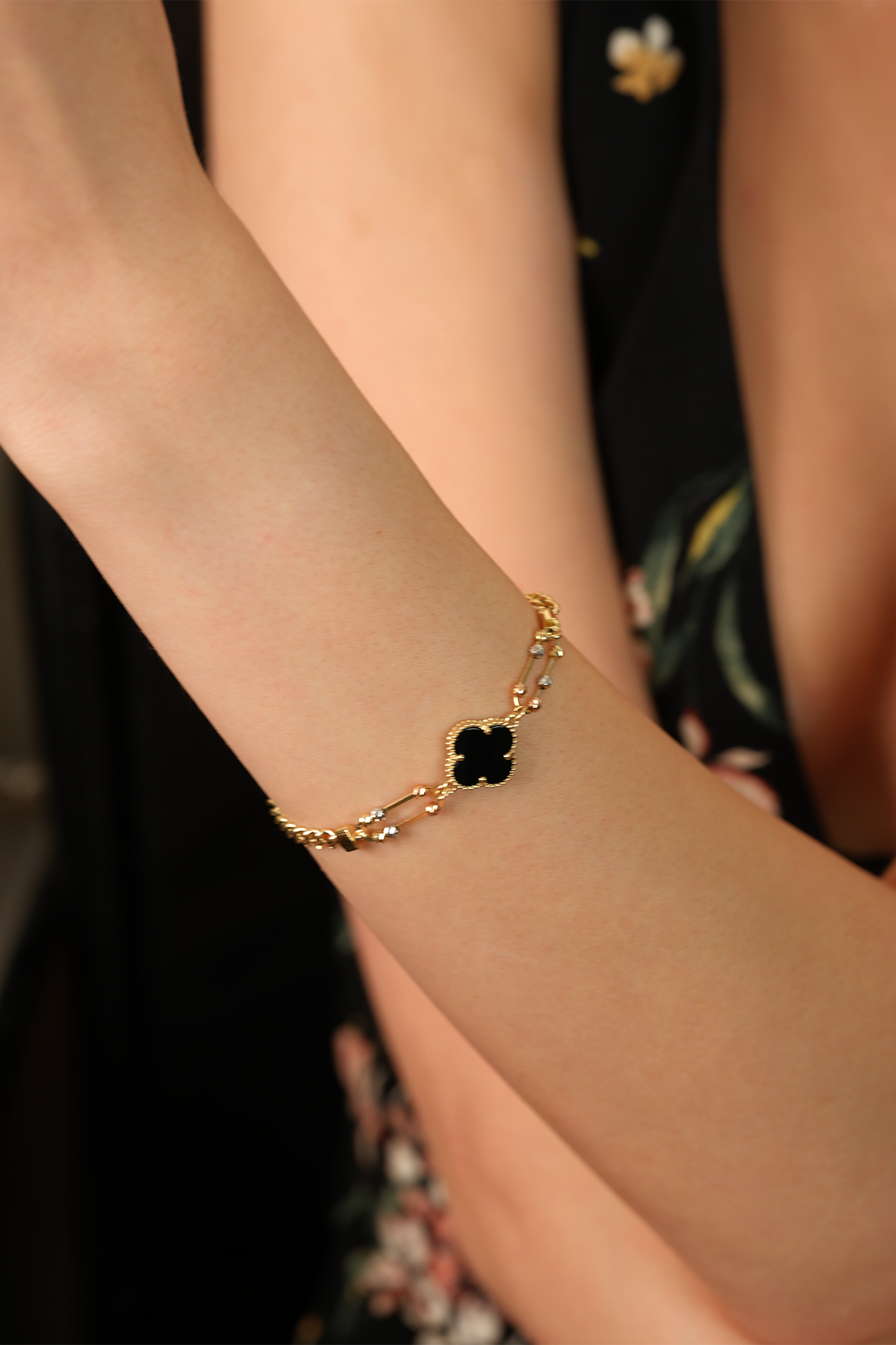 14 Ayar Altın Siyah Yonca Dorikalı Gurmet Bileklik