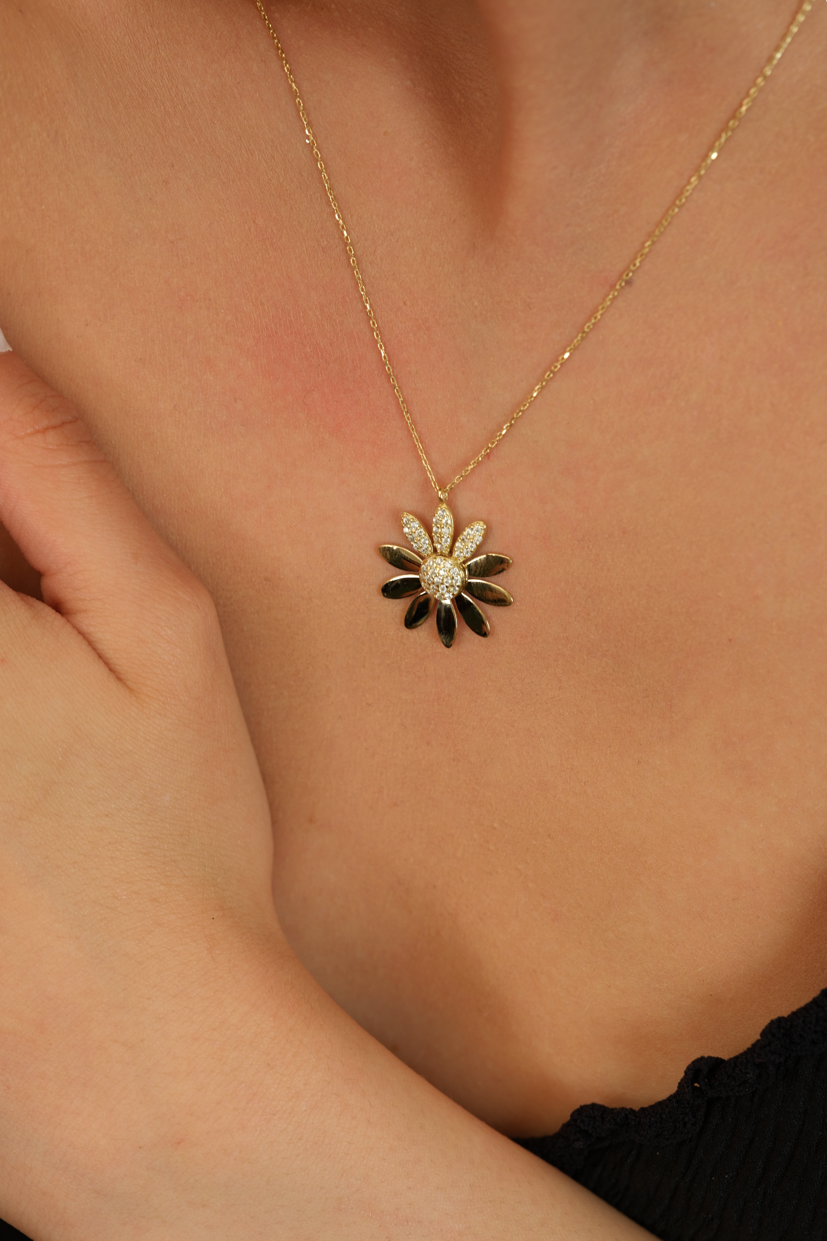 14 Ayar Altın Taşlı Papatya Kolye