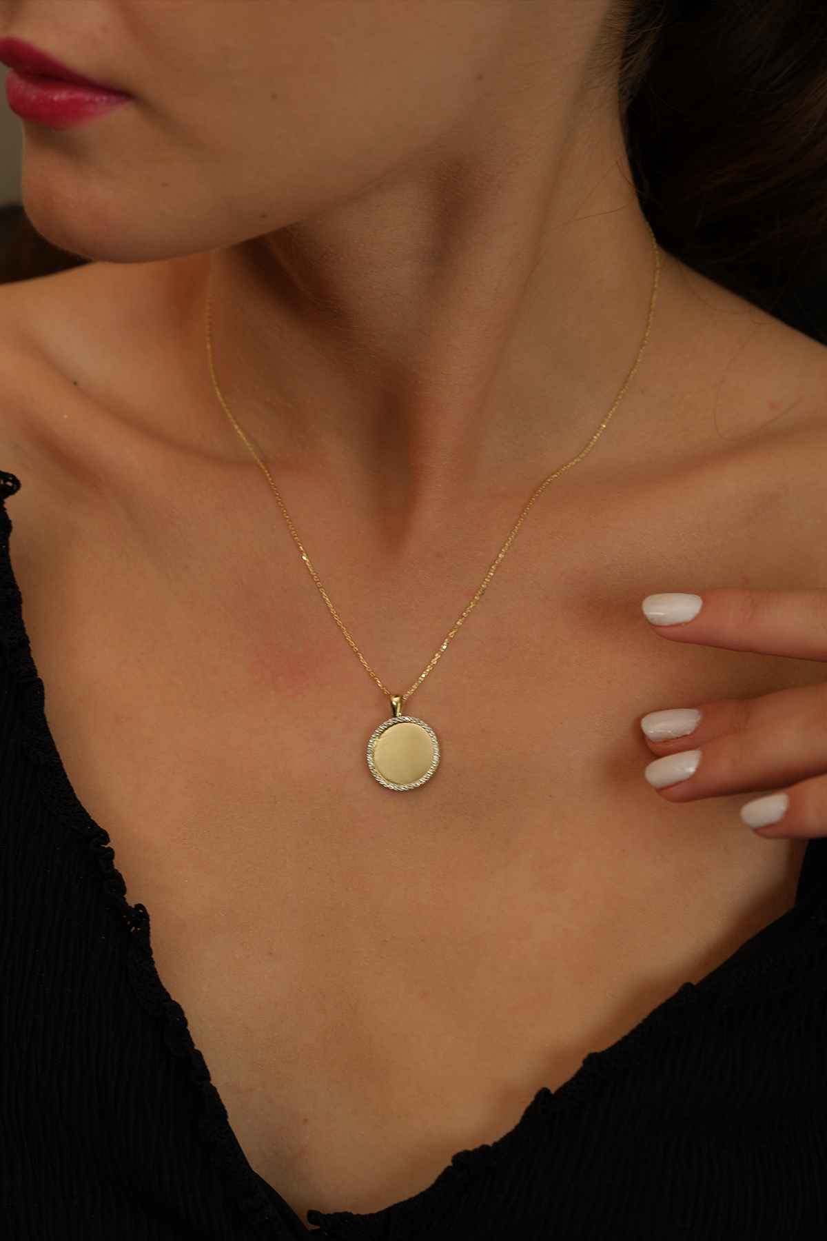 14 Ayar Altın Taşlı Plaka Kolye