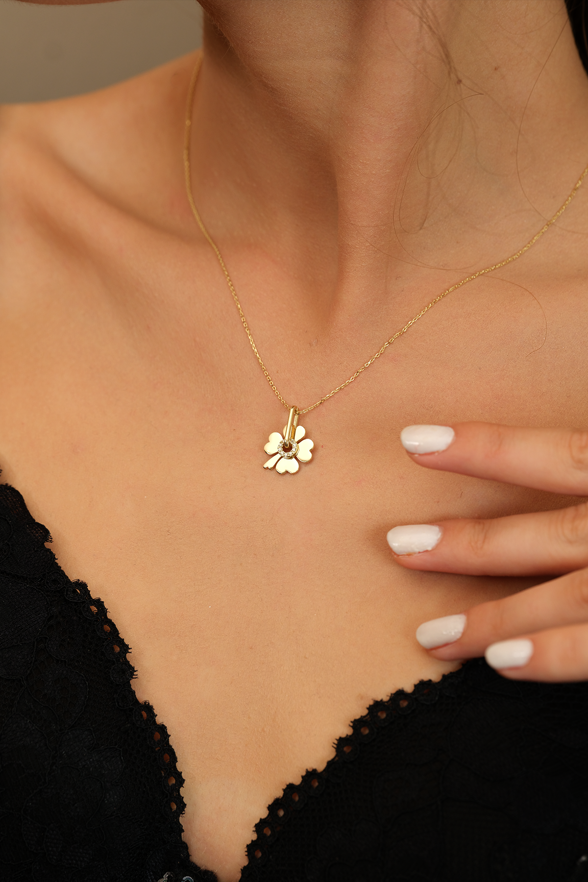 14 Ayar Altın Taşlı Yonca Kolye