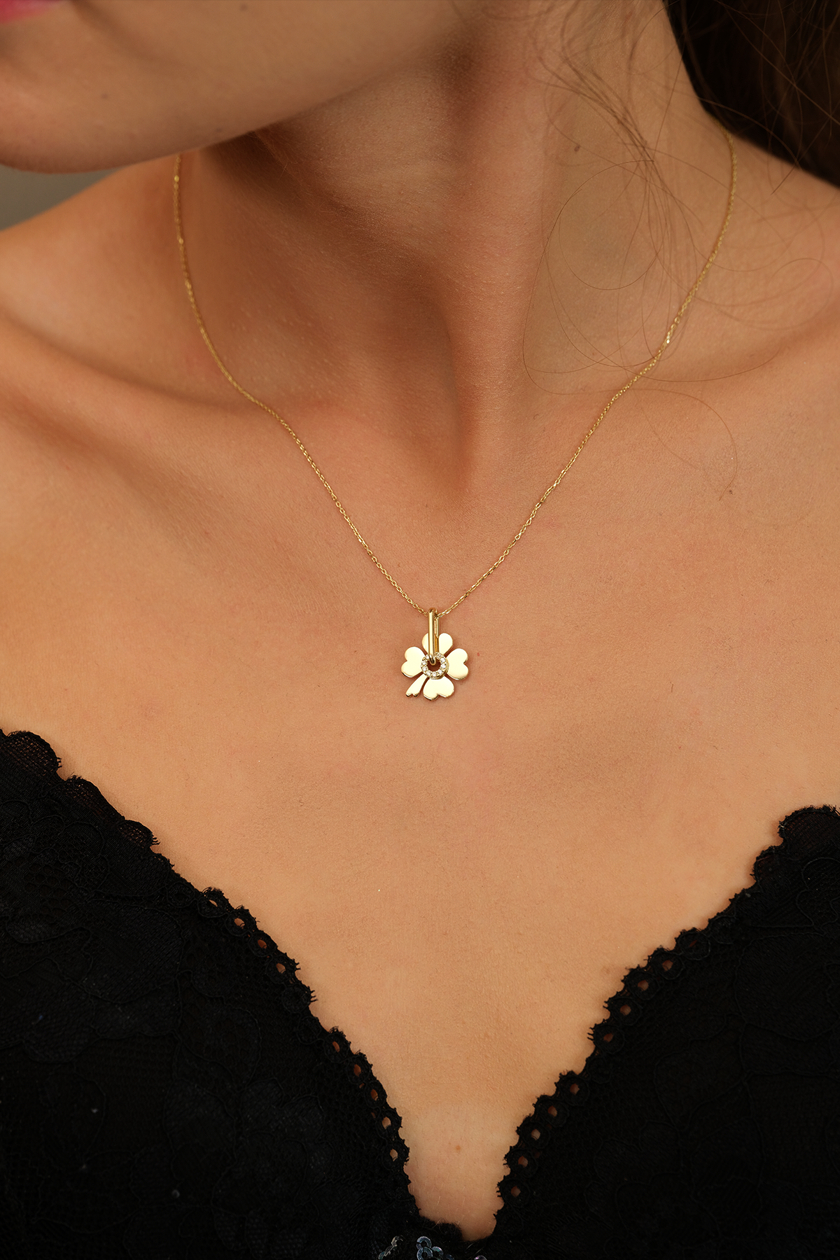 14 Ayar Altın Taşlı Yonca Kolye