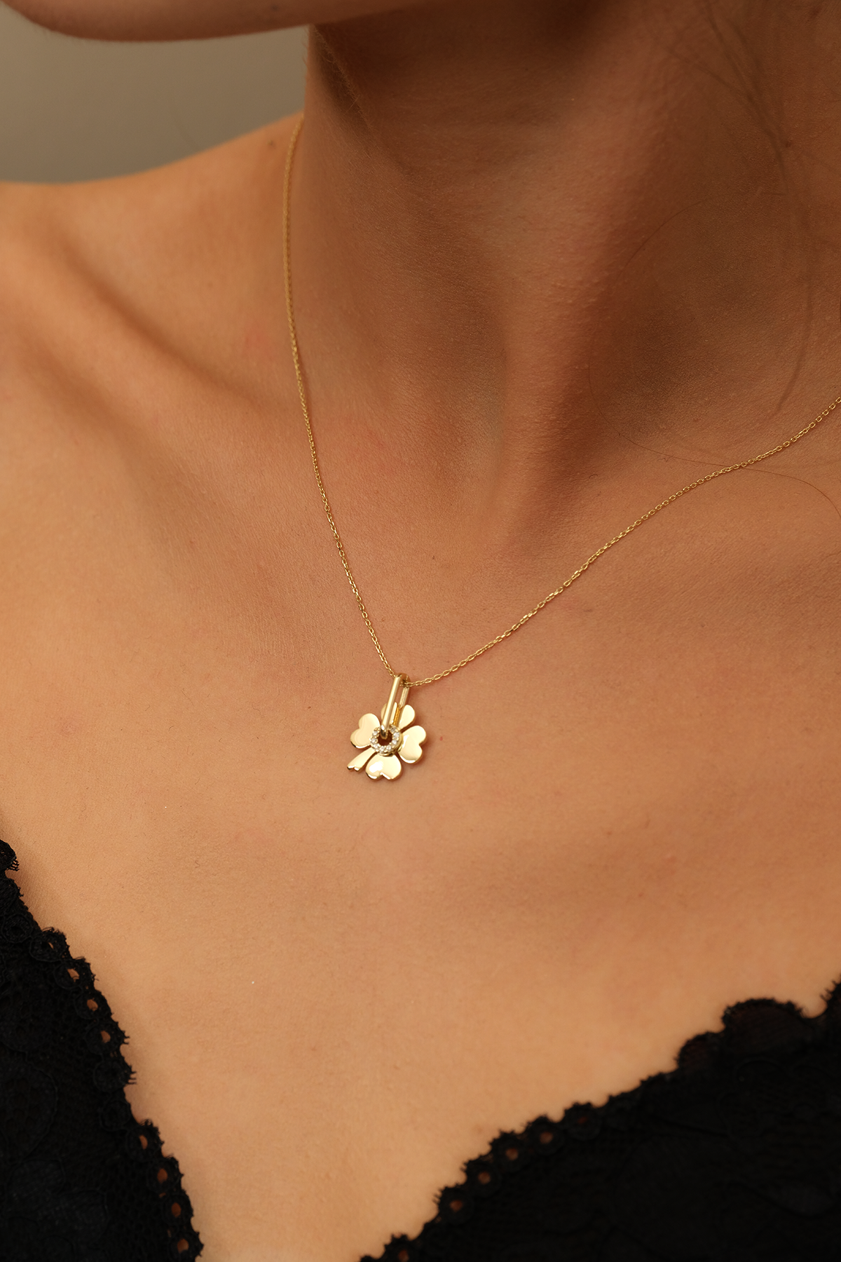 14 Ayar Altın Taşlı Yonca Kolye