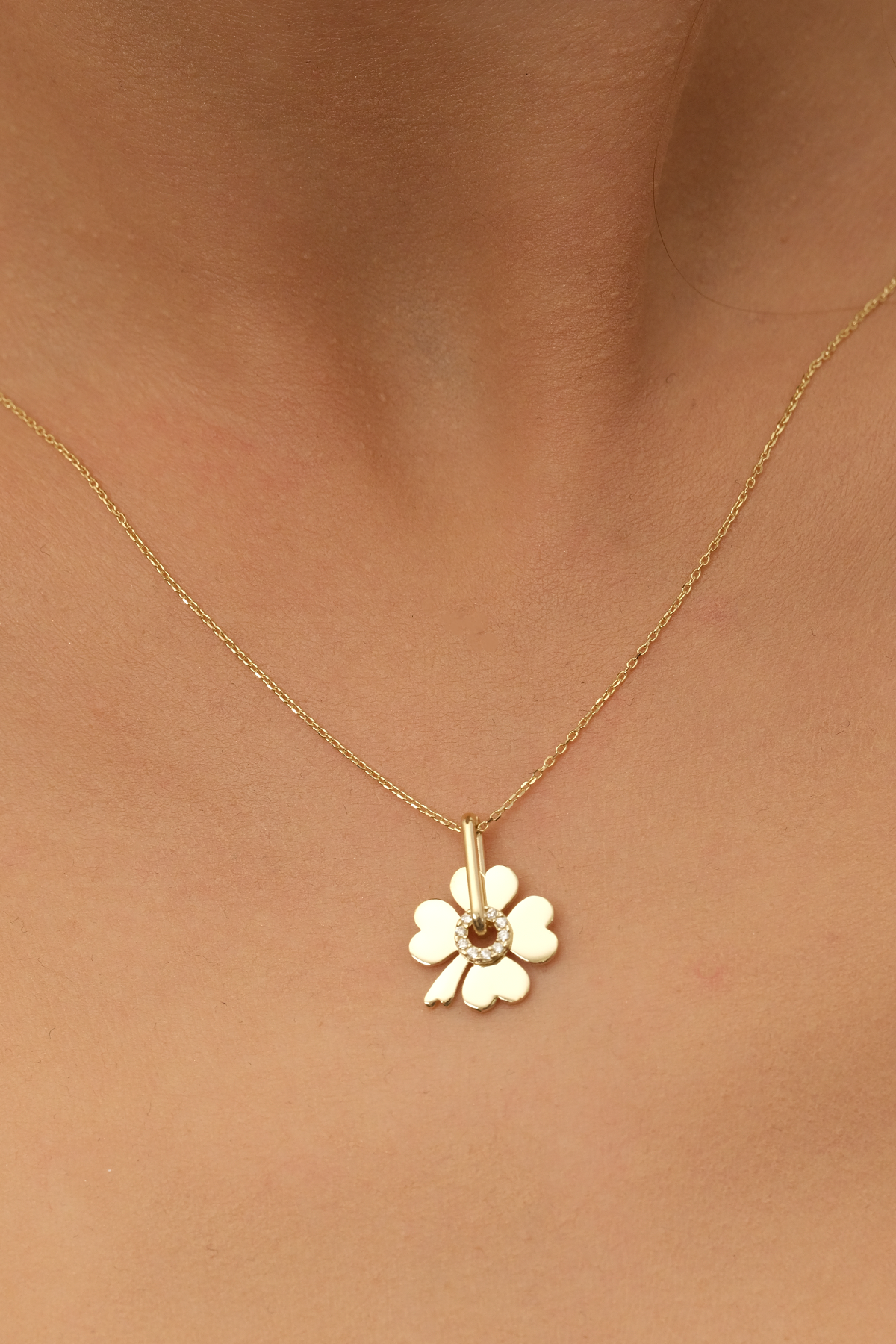 14 Ayar Altın Taşlı Yonca Kolye