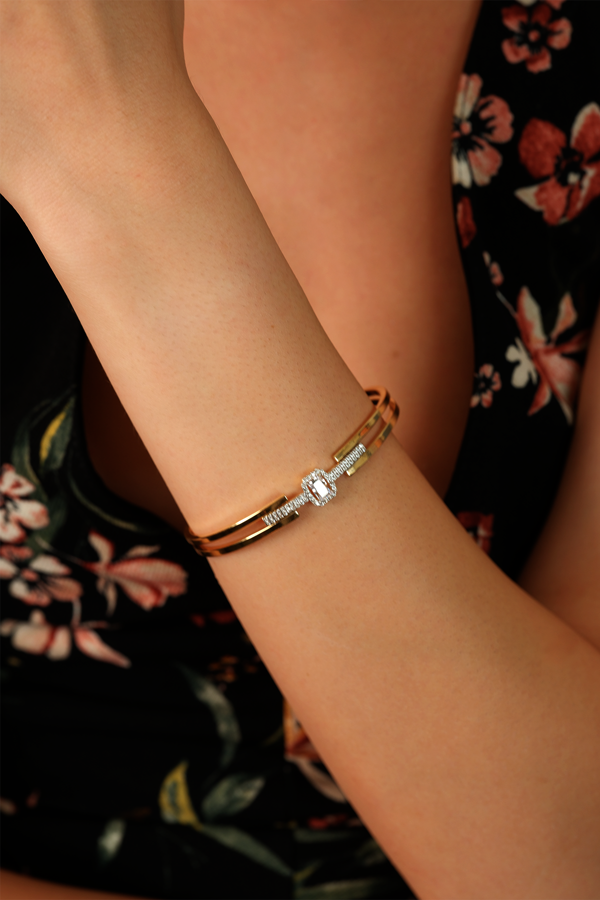 14 Ayar Altın Tek Baget Taşlı Kelepçe