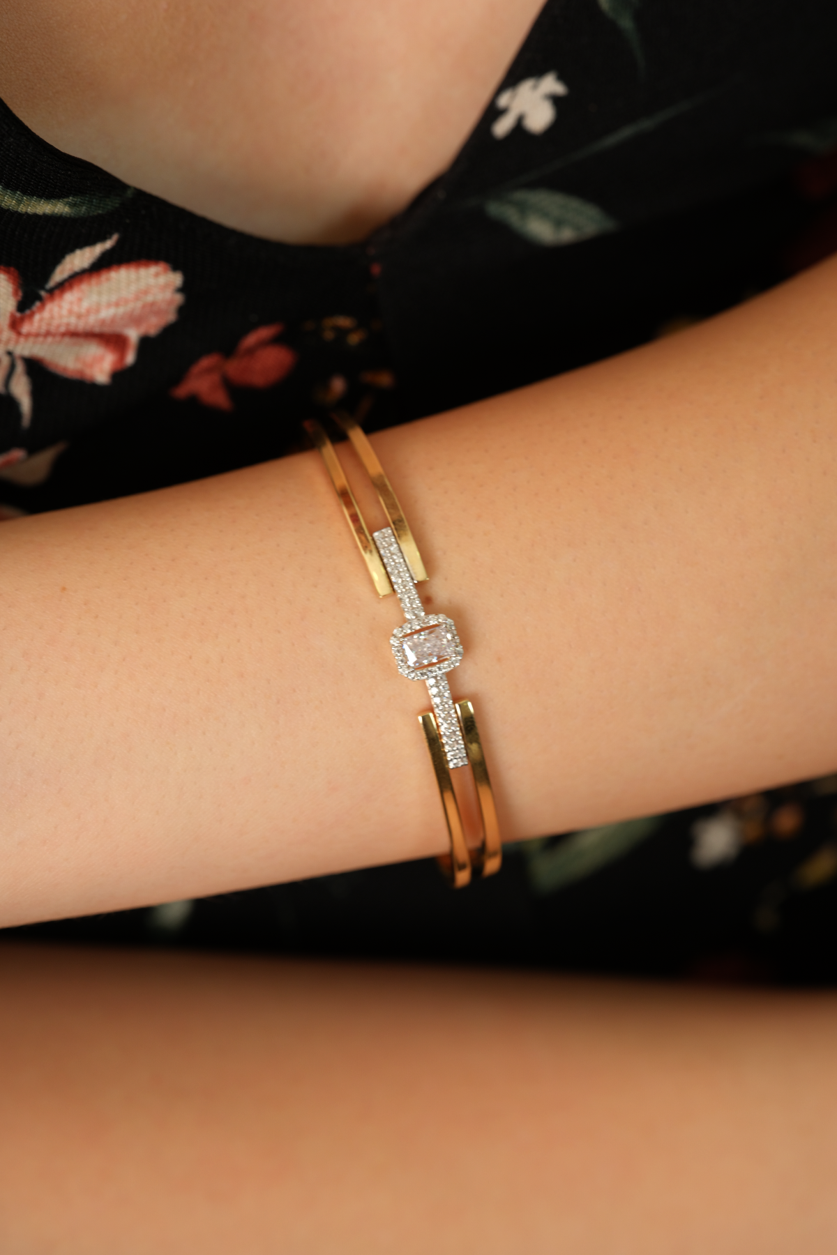 14 Ayar Altın Tek Baget Taşlı Kelepçe