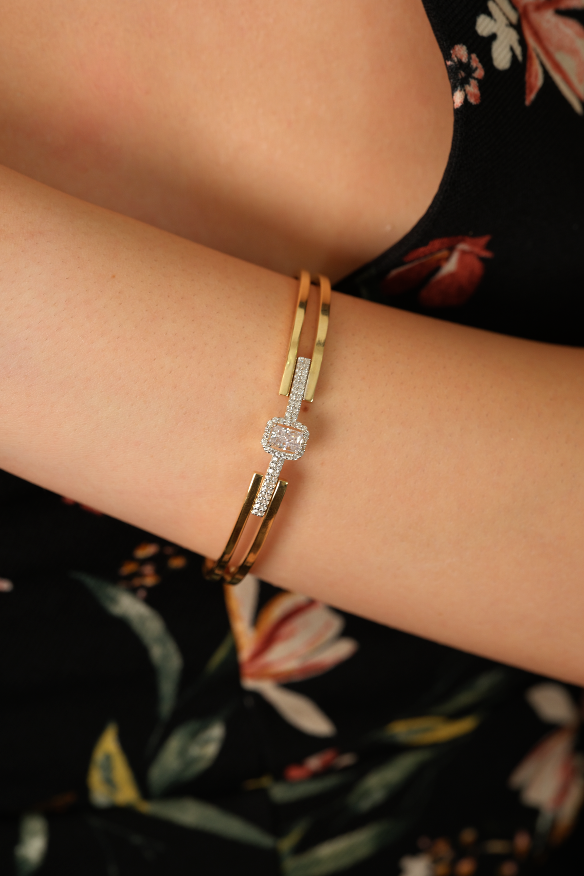 14 Ayar Altın Tek Baget Taşlı Kelepçe