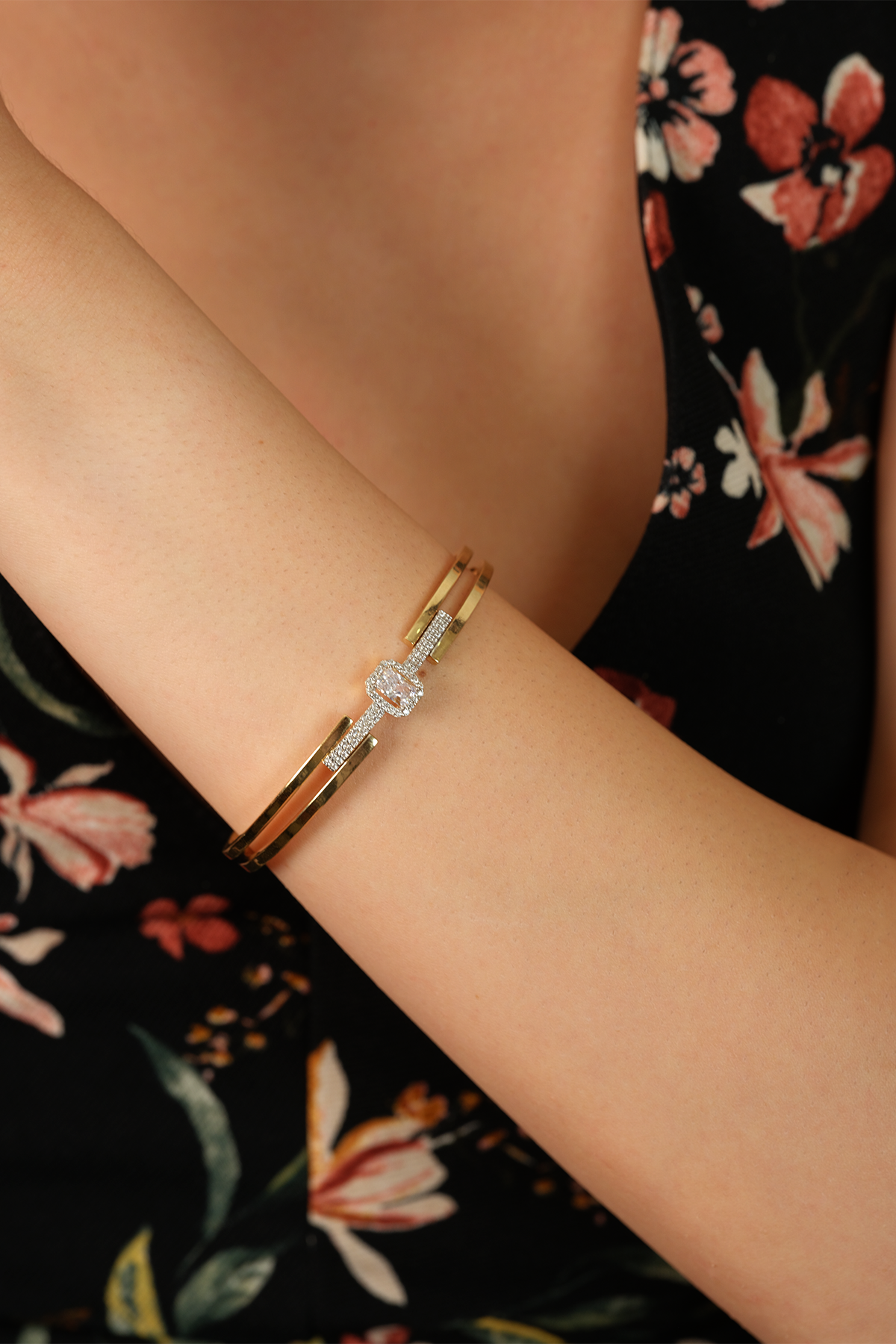 14 Ayar Altın Tek Baget Taşlı Kelepçe