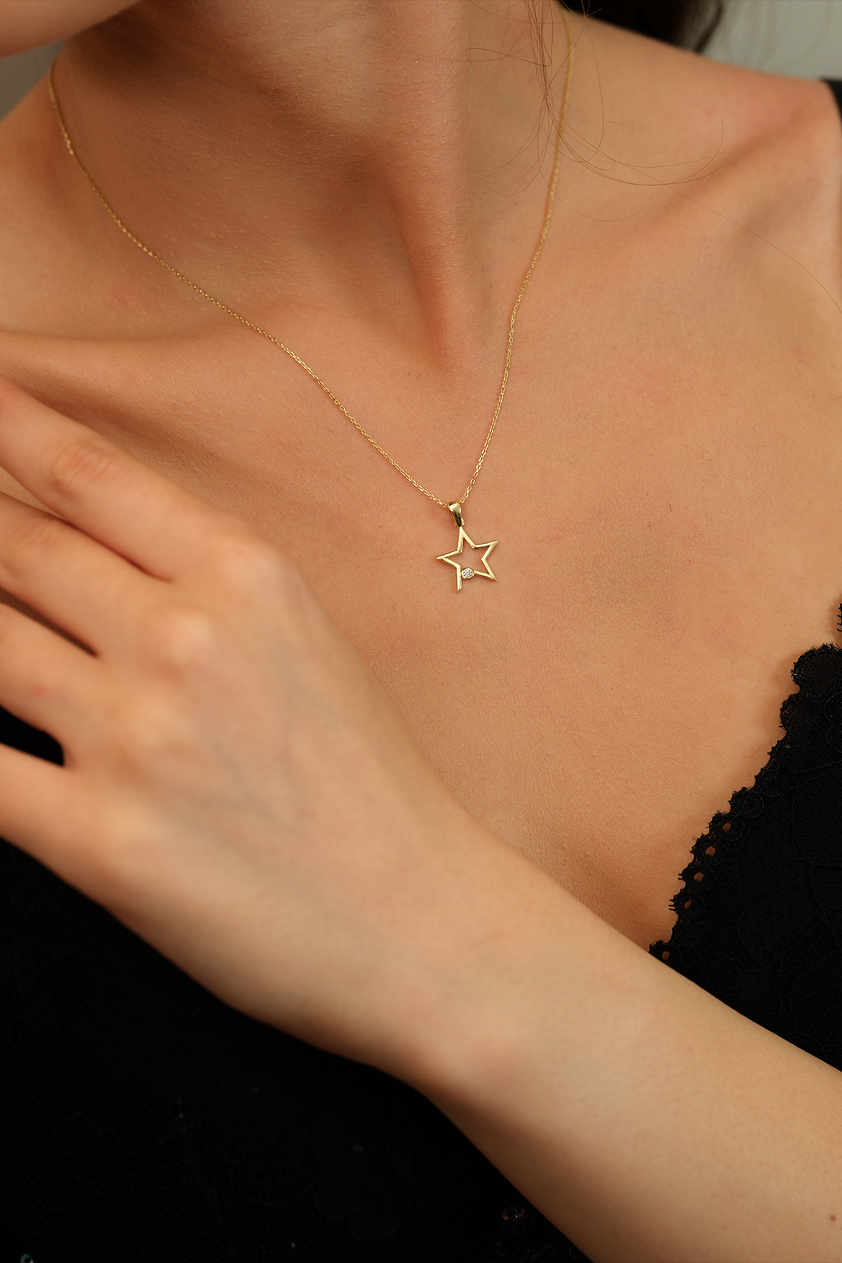 14 Ayar Altın Tek Taşlı Yıldız Kolye