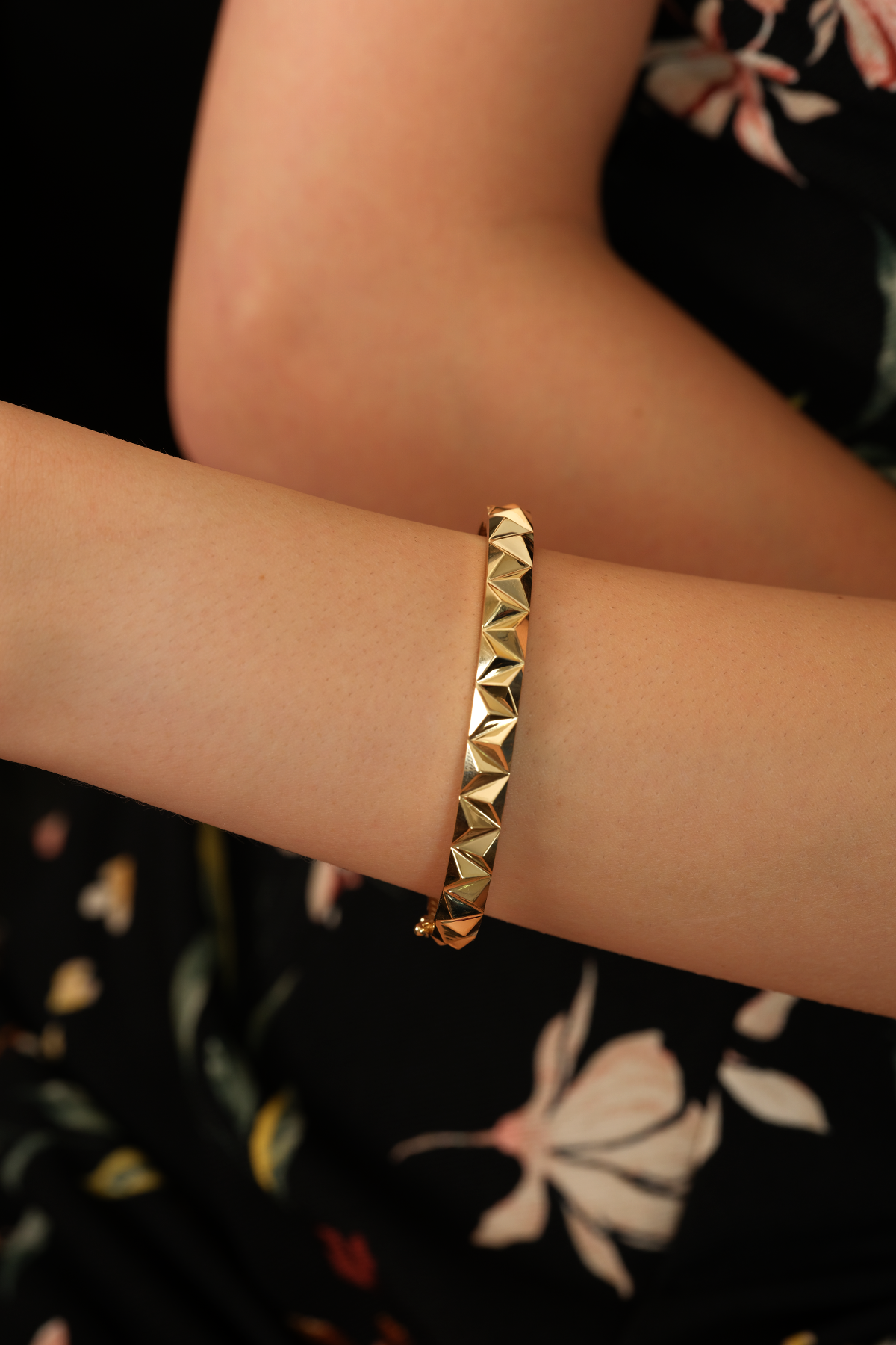 14 Ayar Altın Üçgen Desenli Kelepçe