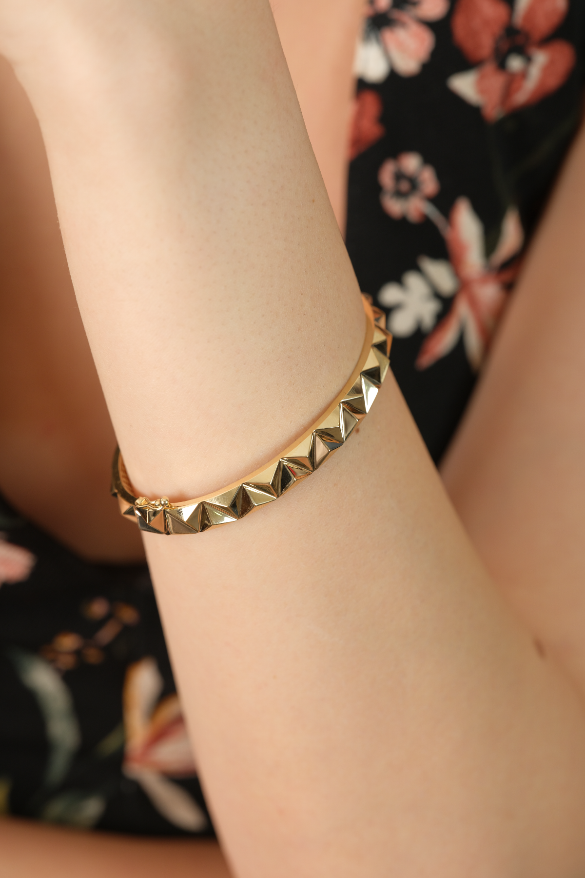 14 Ayar Altın Üçgen Desenli Kelepçe