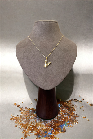 14 Ayar Altın V Harf Kolye Ucu