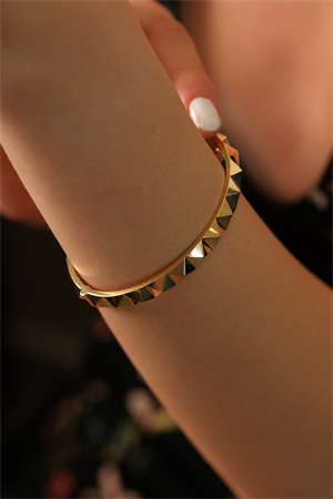 14 Ayar Altın Piramit Kelepçe