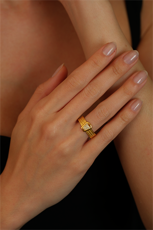 14 Ayar Altın Taşlı Zarif Hasır Yüzük