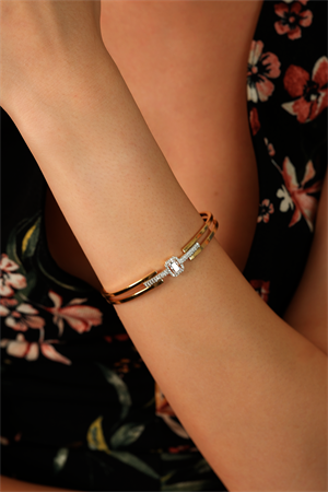 14 Ayar Altın Tek Baget Taşlı Kelepçe