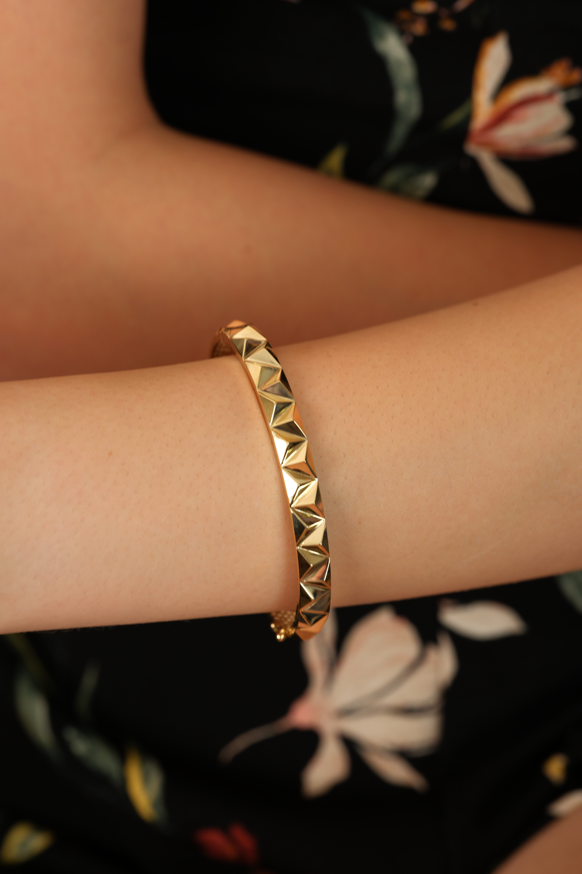 Üçgen Desenli Kelepçe