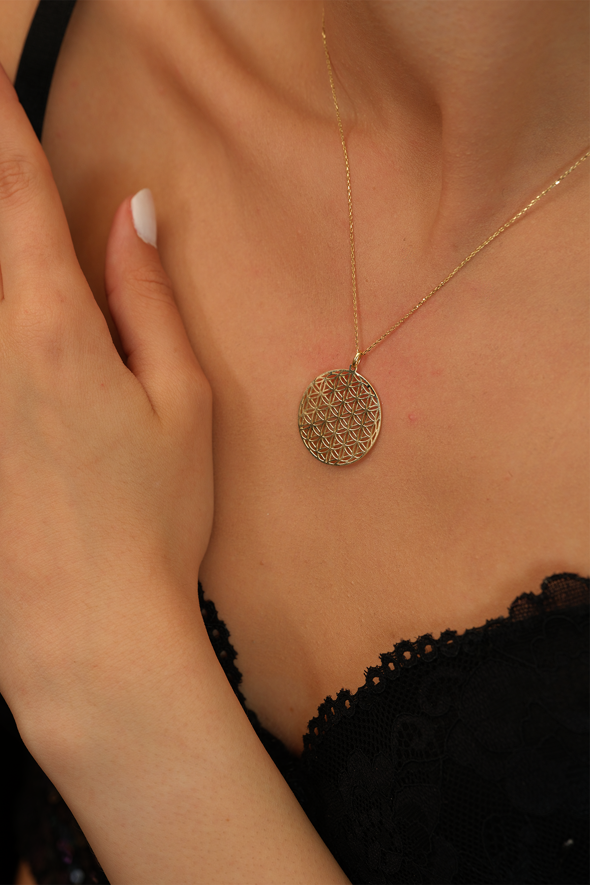 Yaşam Çiçeği Desenli Kolye