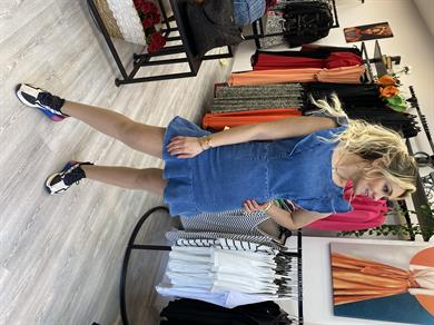 Sırt Dekolteli Kolu Ve Eteği Volanlı Mini Jean Elbise