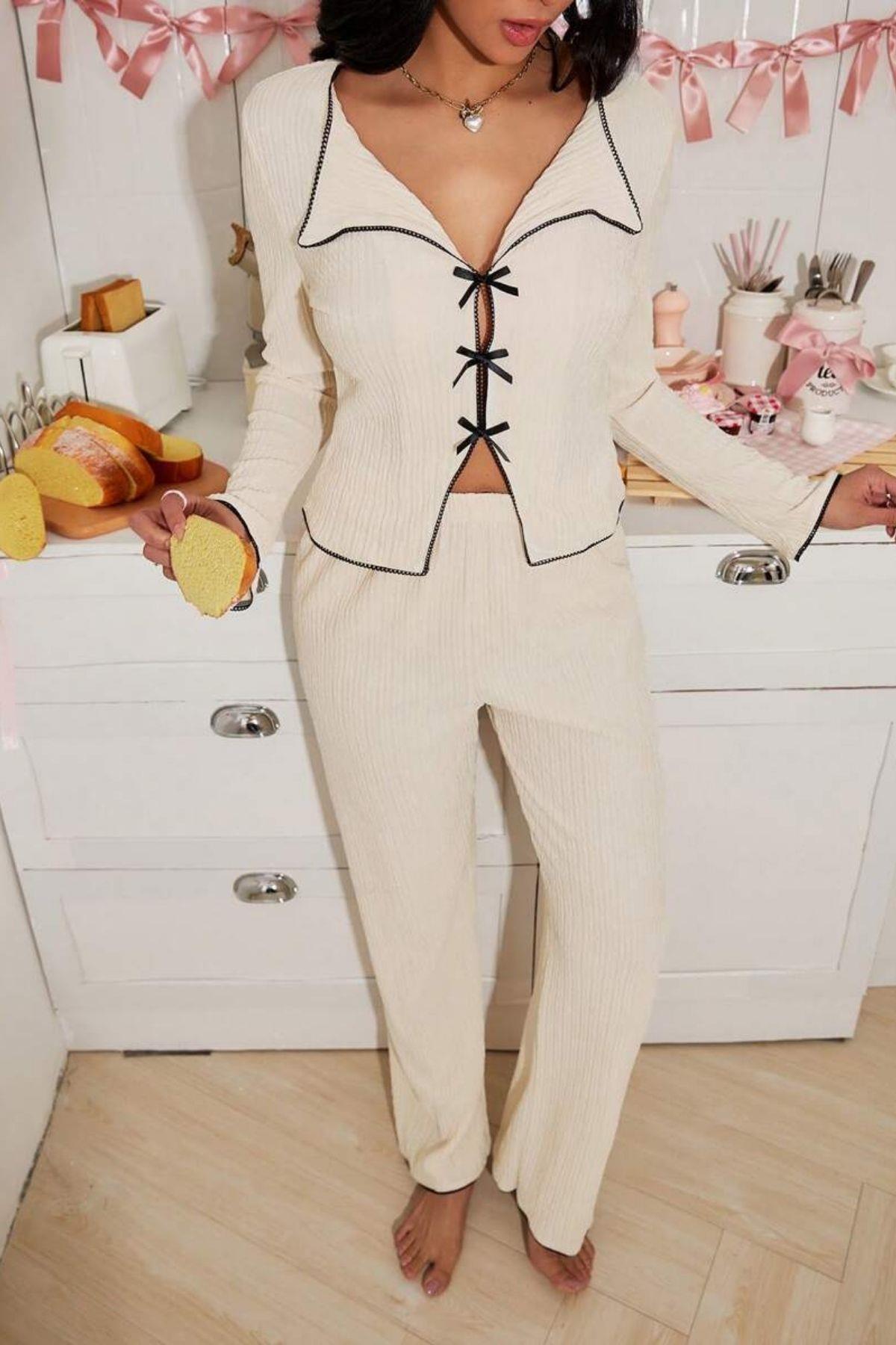 Bella Notte Krem Fiyonk Aksesuarlı Dekolteli Pijama Takımı 77119
