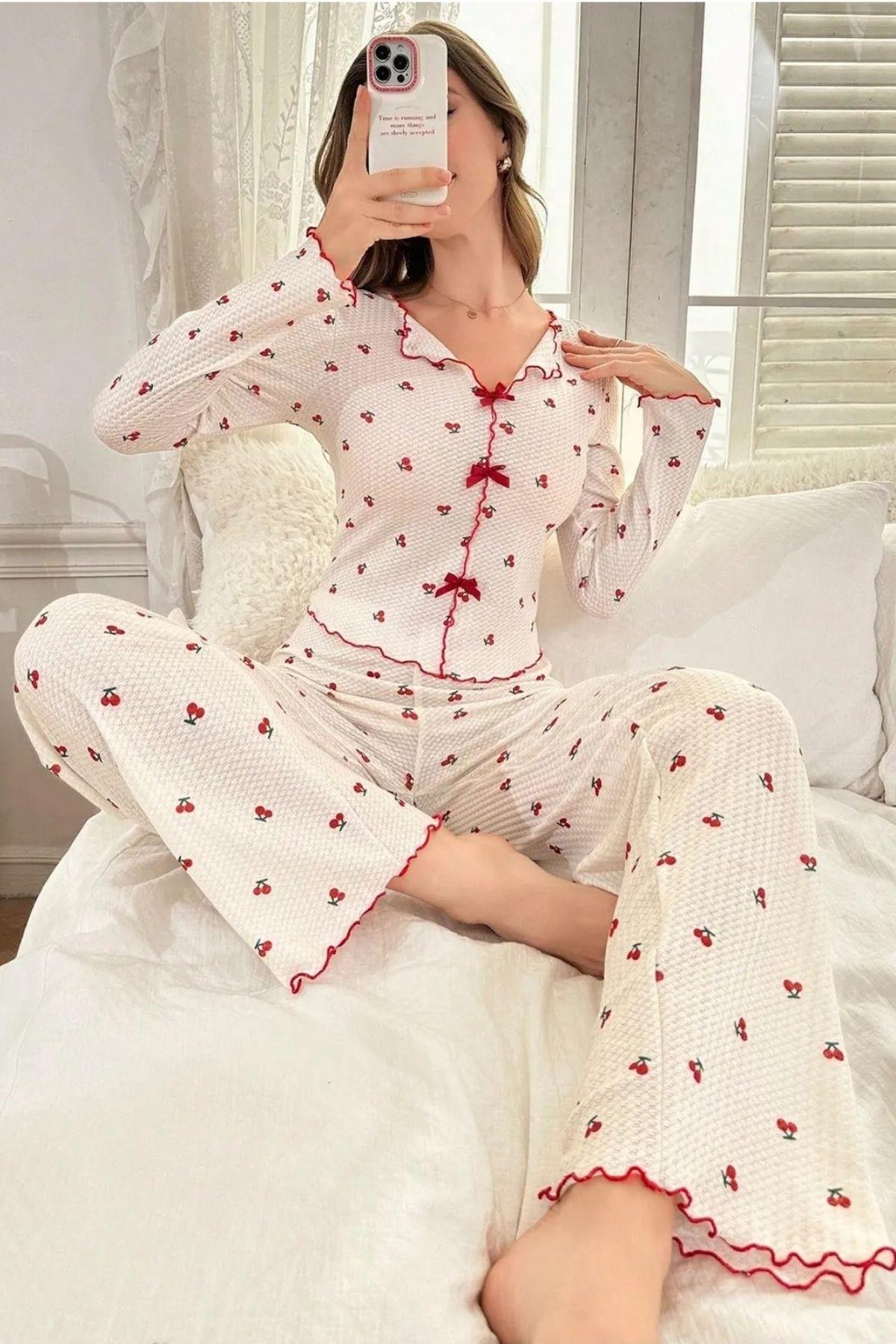 BELLA NOTTE Pamuklu Kurdale Detaylı Kiraz Desenli Pijama Takımı 7135