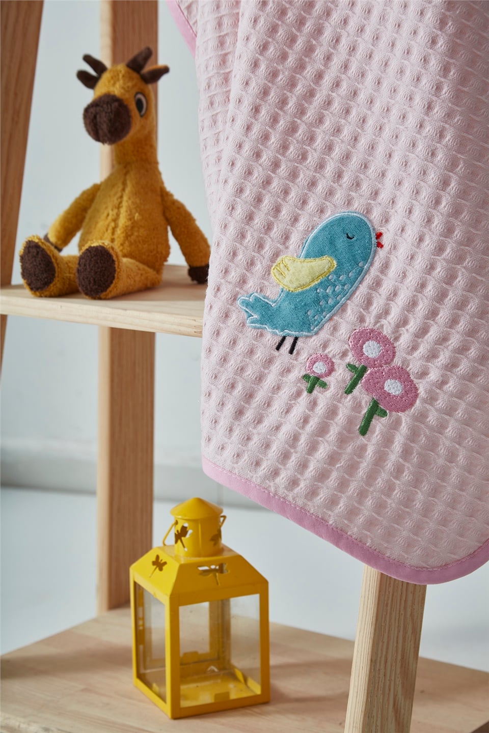 110X140 PEMBE KUŞ NAKIŞLI BEBEK/ÇOCUK BATTANİYEPike BattaniyeKİRAZKİDS110X140 Kuş Nakışlı Pembe Pike BattaniyeKİMPEKS TEKSTİL