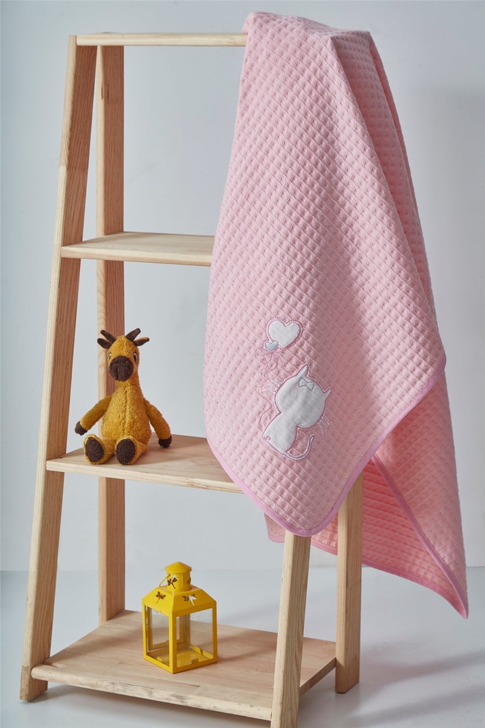 110X140 PEMBE KEDİ NAKIŞLI BEBEK/ÇOCUK BATTANİYEPike BattaniyeKİRAZKİDS110X140 Kedi Nakışlı Pembe Pike BattaniyeKİMPEKS TEKSTİL