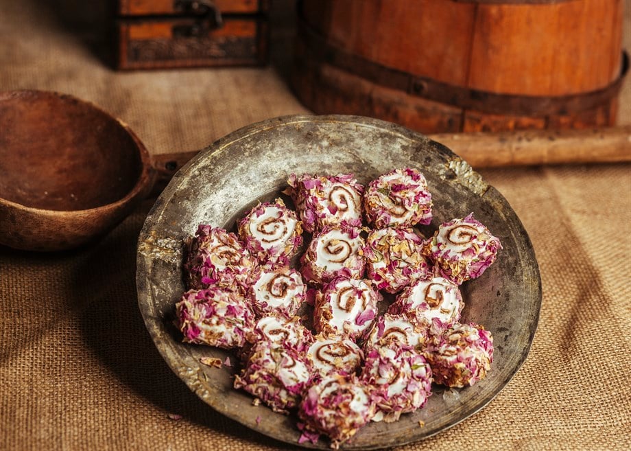Gül Yapraklı Çikolatalı Sarma