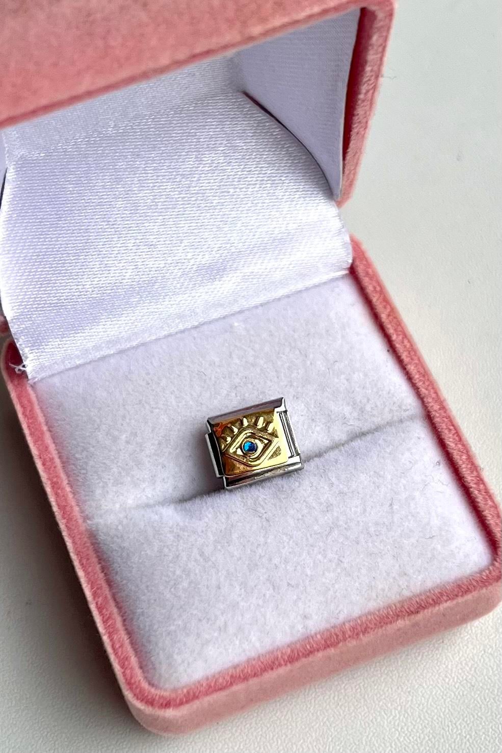 Gözlü Gold Nomi Charm