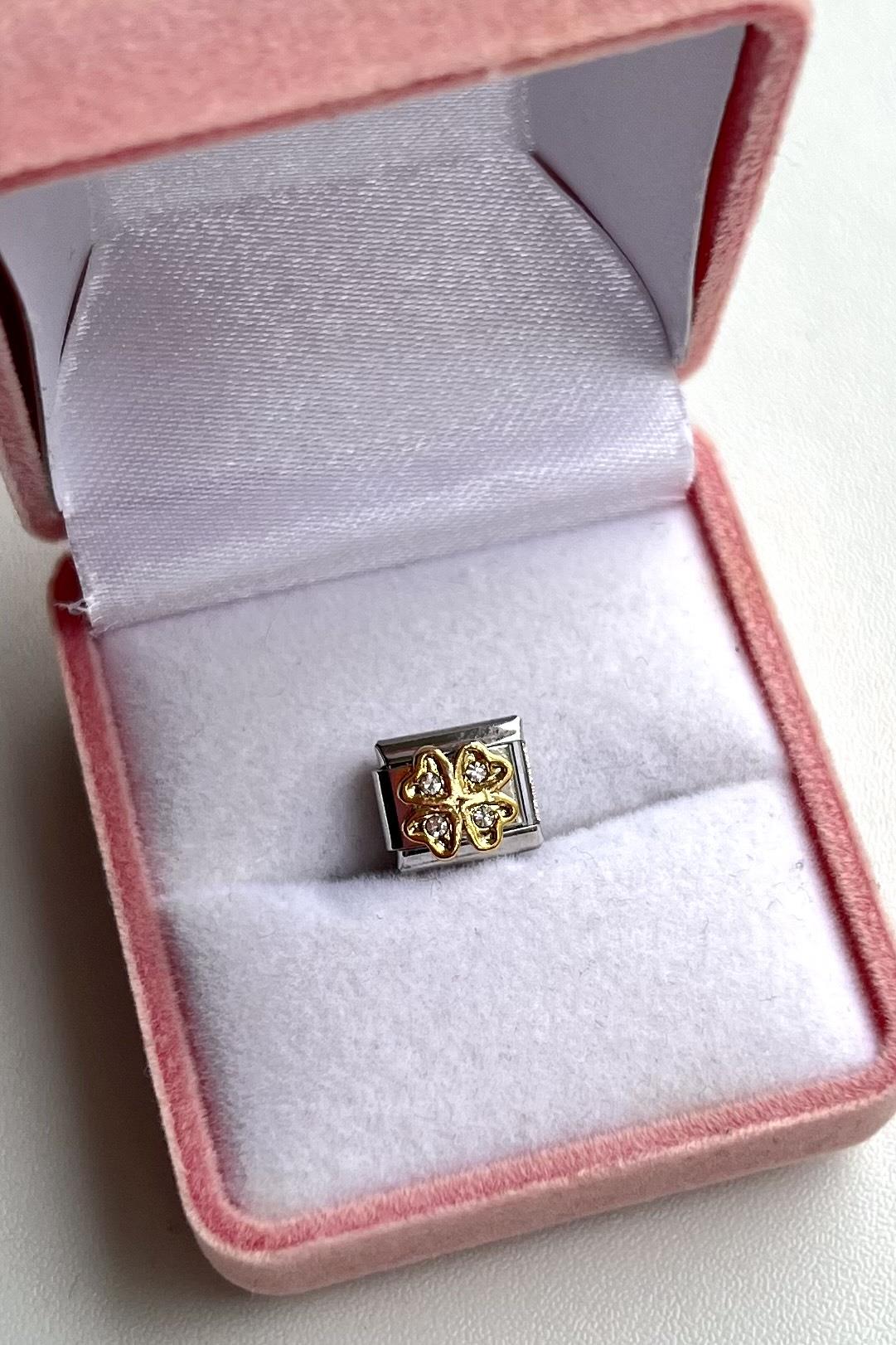 Taşlı Yonca Nomi Charm