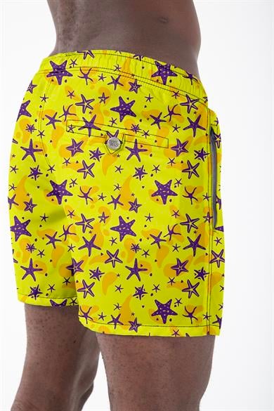 Sarı Deniz Yıldızı Desenli Su İtici Çabuk Kuruma Özellikli Standart Boy Erkek Mayo Deniz Şortu