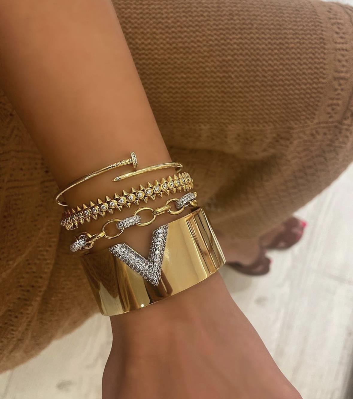 İNCE TAŞLI ÇİVİ MODEL BİLEKLİK